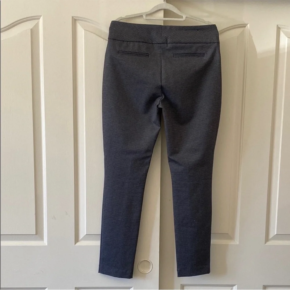 DALIA Women’s Gray Slim Fit Pants. Size M